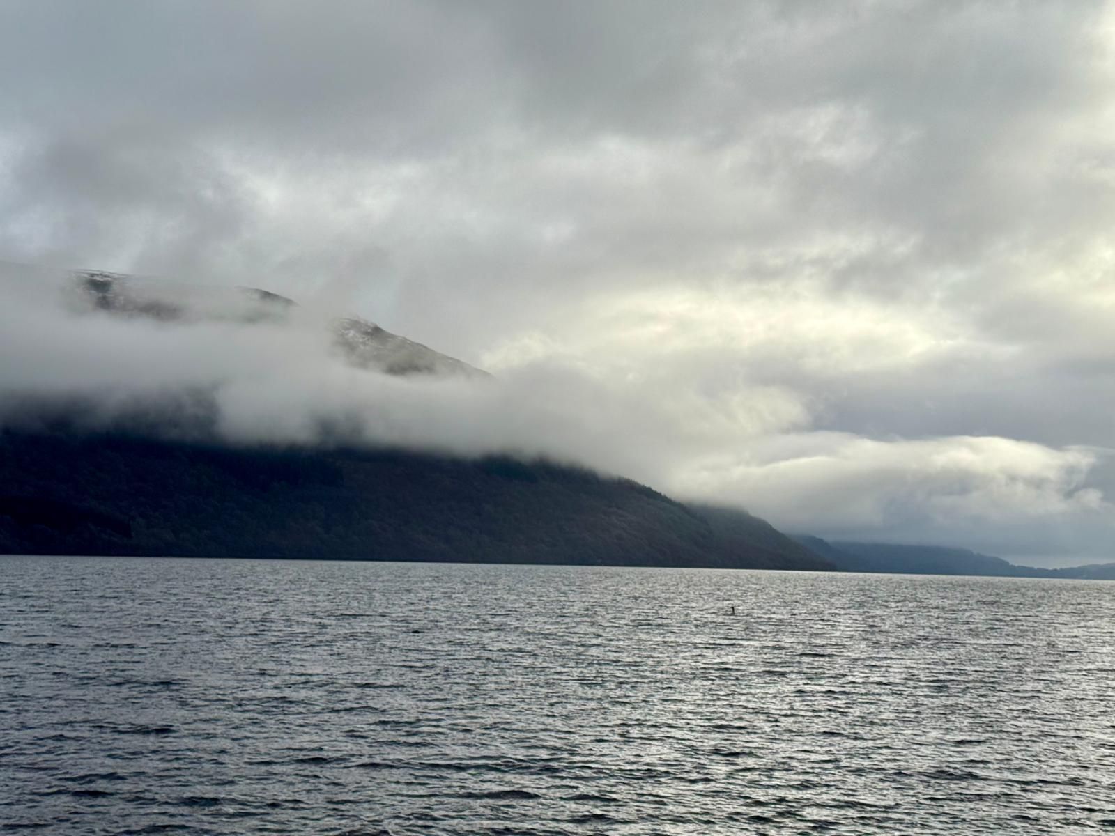 photo d'un paysage de lac avec brume